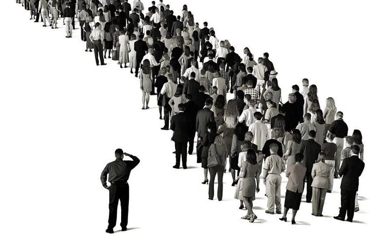 Hiệu ứng tâm lý đám đông trong cá cược bóng đá là gì?
