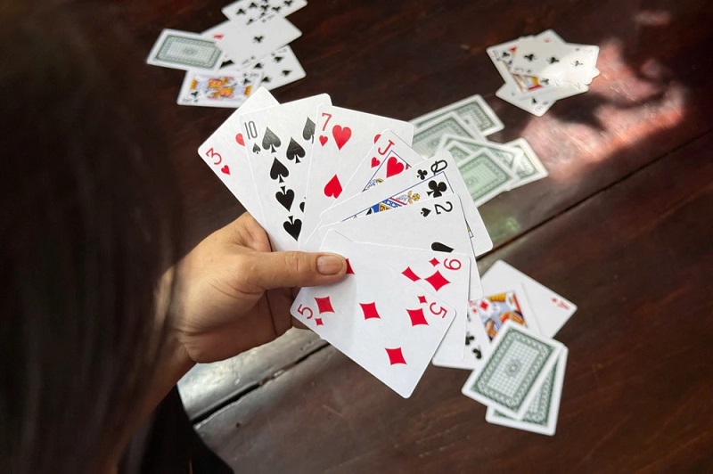 Các chiến thuật dụ đối thủ ra heo đầu game Tiến Lên hiệu quả nhất